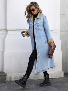 Détail d'une veste longue en jean pour femme avec col en polaire douce et chaude.