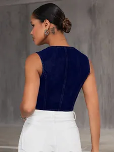 Vue arrière détaillée d'un gilet en denim bleu foncé à col en V pour femme en situation réelle