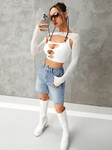 Modische High-Waist-Denim-Shorts mit offenem Saum im lässigen Sommerstil.