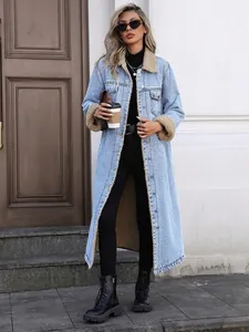 Détail du long manteau en jean pour femme avec doublure en fourrure et coupe ample