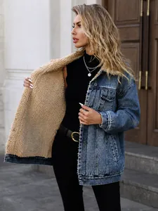 Lockere Damen-Jeansjacke in Blau mit warmem, beigem Fleece-Futter und Knöpfen