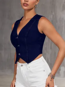 Détail d'un gilet en jean bleu marine à col en V avec boutons sur un mannequin