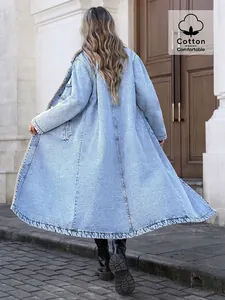 Détail de la vue arrière d'une veste en jean longue et ample avec doublure polaire
