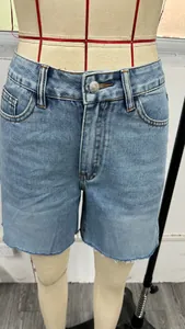 Detailaufnahme einer hellblauen High-Waist-Jeansshorts mit ausgefranstem Saum und Taschen.