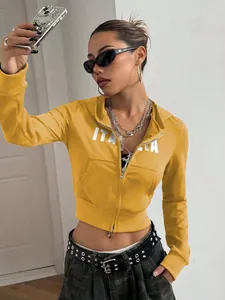 Gelber kurzer Kapuzenpullover mit Reißverschluss und weißem ITALIA-Druck am Model