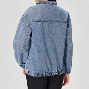 Vista posteriore della giacca di jeans blu lavata oversize da donna stile casual