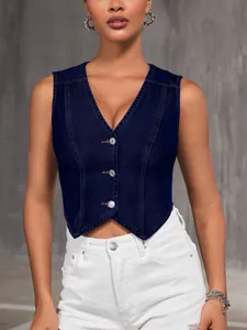 Gros plan d'un gilet en jean bleu foncé pour femme avec col en V et boutons en métal