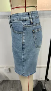 Detailansicht der hellblauen Jeans-Shorts mit hoher Taille und offenem Saum