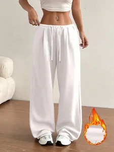 Vue détaillée du pantalon de jogging blanc à jambes larges avec taille à cordon