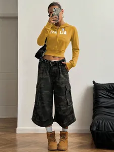 Modischer gelber kurzer Kapuzenpullover mit Italia-Druck und Camo-Cargo-Hose