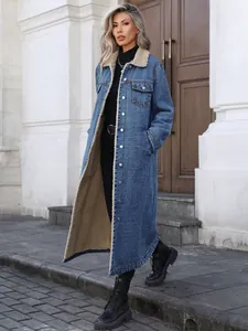 Femme portant une longue veste en jean avec doublure en peau de mouton
