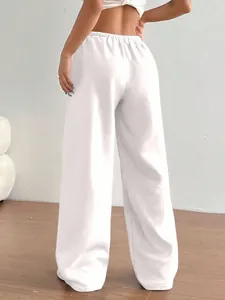 Gros plan d'un pantalon de jogging blanc ample à jambes larges avec taille élastique