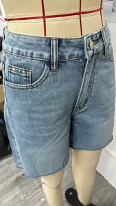 Detailansicht der Damen-High-Waist-Jeansshorts mit asymmetrischem Knopfverschluss