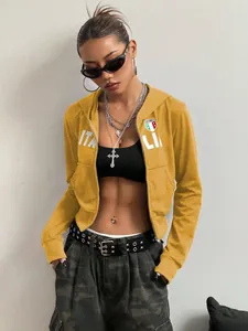 Detail der gelben bauchfreien Kapuzenjacke für Damen mit Italia-Druck und Logo.