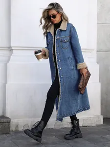 Longue veste en jean chic avec doublure polaire chaude portée dans un cadre urbain stylé