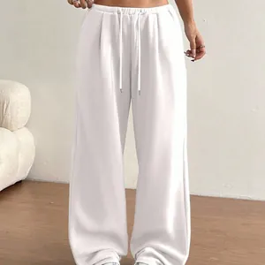 Vue détaillée du pantalon de jogging blanc à taille haute et jambes larges