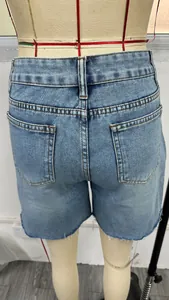 Detailansicht der Rückseite von High-Waist-Denim-Shorts mit Taschen und offenem Saum