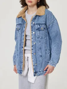 Detail einer Oversize-Denimjacke mit warmem braunem Fleecefutter und Metallknöpfen