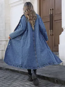 Vue arrière détaillée d'une veste longue en jean ample avec doublure en polaire chaude
