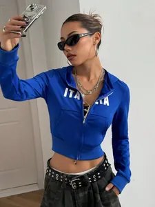Detailansicht des blauen Damen-Hoodies mit Reißverschluss und weißem ITALIA-Aufdruck vorne