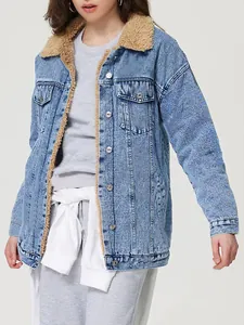 Detailansicht einer locker geschnittenen Damen-Jeansjacke mit warmem Sherpa-Fleecefutter