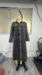 Détail d'un long manteau en jean gris délavé avec une doublure chaude en fausse fourrure beige