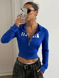 Nahaufnahme eines blauen Damen-Kapuzenpullovers mit weißem Italia-Druck auf der Brust