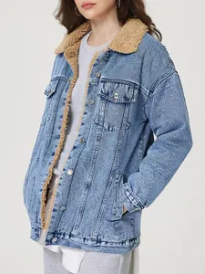 Detailansicht einer lockeren hellblauen Jeansjacke für Damen mit warmem Teddyfutter-Futter