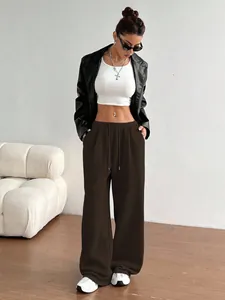 Détail d'un pantalon de jogging large marron foncé pour femme avec cordon de serrage