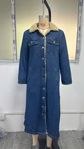 Détail d'un long manteau en jean avec un col et une doublure en sherpa pour la chaleur hivernale.