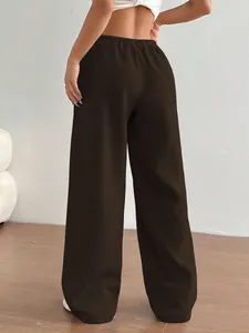 Vue arrière détaillée du pantalon de jogging marron foncé à jambes larges pour femmes