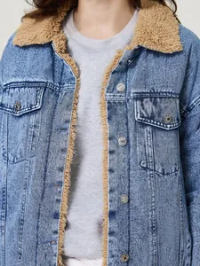 Detailansicht einer Damen-Denimjacke mit warmem braunem Teddyfell-Kragen und Futter