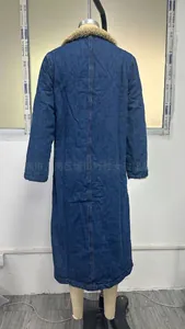 Vue arrière d'un manteau long en jean ample doublé de polaire avec col en sherpa