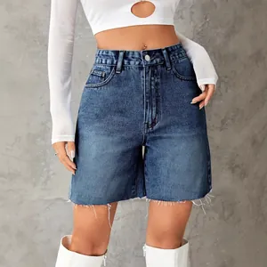 Stylische blaue Jeansshorts mit hoher Taille und fransigem Saum für trendige Sommeroutfits