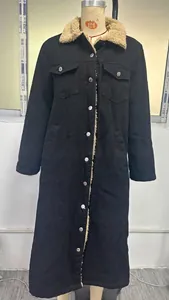 Vue d'ensemble de la veste en jean noir avec col en polaire et détails boutonnés