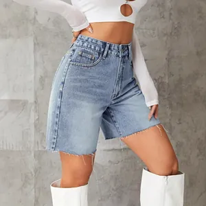 Modische High-Waist-Jeansshorts mit ausgefranstem Saum in klassischer blauer Waschung