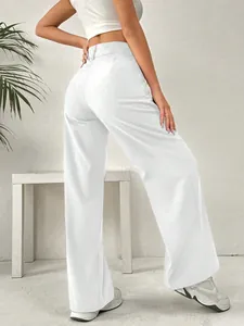 Vue arrière d'un pantalon d'été blanc pour femme à taille haute et coupe droite