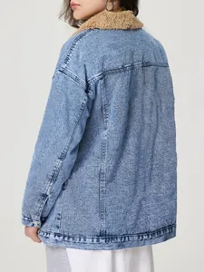 Rückansicht der übergroßen hellblauen Damen Denimjacke mit warmem Kunstpelzkragen