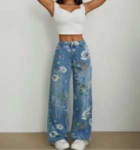 Vue détaillée du jean large pour femme avec imprimé floral et style urbain chic