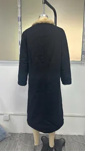 Vue arrière détaillée d'une veste longue en jean pour femme avec col en polaire chaude