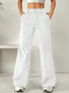 Vue de face d'un pantalon blanc à taille haute et jambe large sur un mannequin en studio.