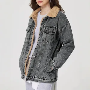 Nahaufnahme einer grauen Jeansjacke für Damen mit warmem braunem Sherpa-Fleece-Futter