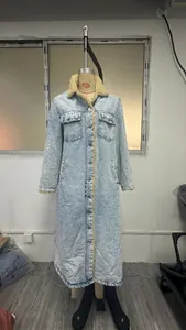 Veste en jean longue oversize délavée avec doublure en sherpa chaude et boutons