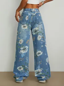 Vue arrière détaillée d'un jean large avec imprimé floral blanc sur délavage bleu