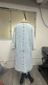 Vue arrière d'un manteau long en denim bleu clair avec col et doublure en polaire