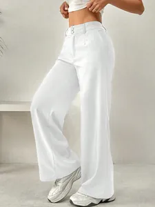 Détail du pantalon blanc à jambes larges avec taille haute et coupe ample chic.