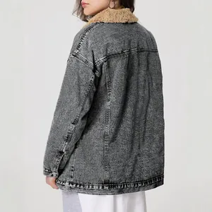 Rückansicht einer übergroßen grau gewaschenen Jeansjacke mit braunem Sherpa-Kragen