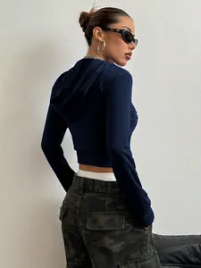 Detaillierte Rückansicht eines dunkelblauen langärmeligen Kapuzen-Crop-Tops in Slim Fit.
