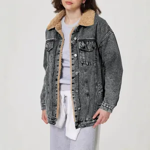 Detail der lockeren grauen Damen-Denimjacke mit warmem, hellbraunem Teddyfell-Kragen
