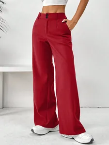 Vue détaillée du pantalon rouge vif à jambe droite et taille haute pour un look d'été.